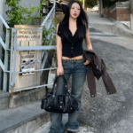라츠유 Twisty Bag 여성 숄더백 블랙 데일리 가방 LOTS5BAW002OBK 제품 착용 사진